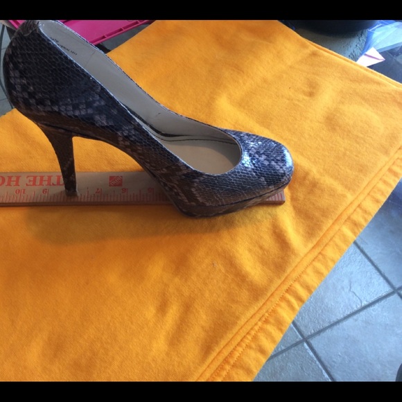 Nine West Black/Grey Hope Floats Faux Snakeskin Platform Heels Size 9M, Used - Picture 12 of 13